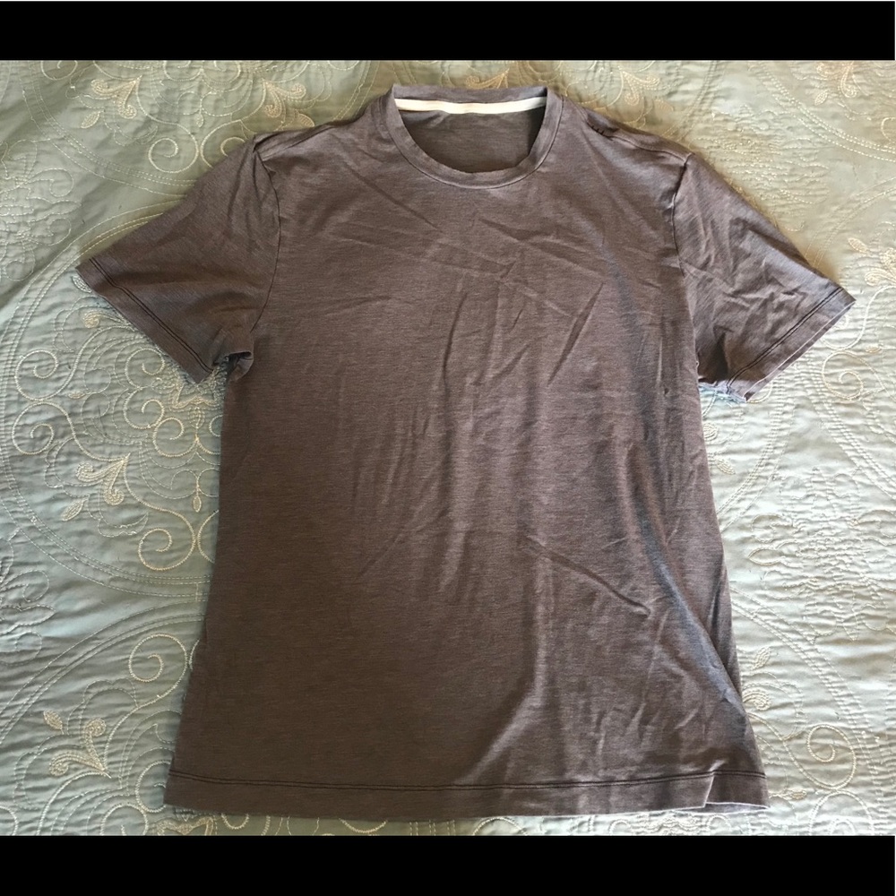 Gray men’s Lululemon tee.